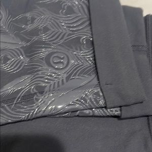 COPY - Lululemon Acro crop silicone peacock legging size 4 dark grey